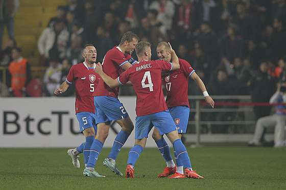 Václav erný (vpravo) slaví svj gól v zápase proti Turecku s Jakubem Brabcem,...