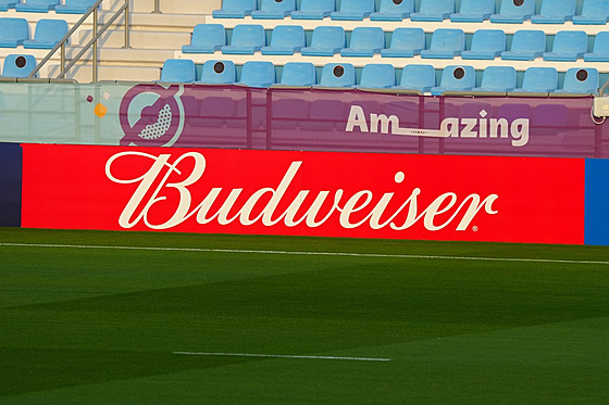 Reklamní pouta jednoho z hlavních sponzor fotbalového ampionátu na stadionu...