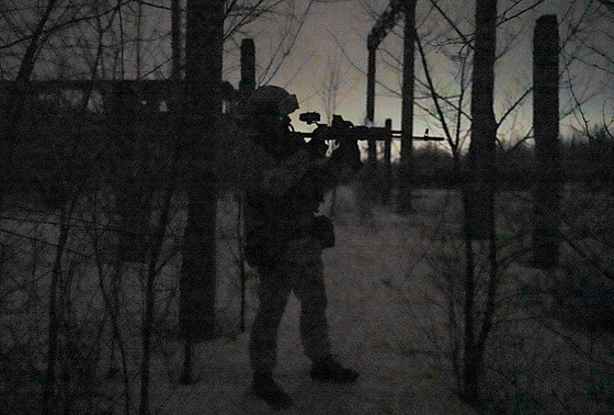 Ukrajinský voják pouívající noní vidní (4. února 2022)