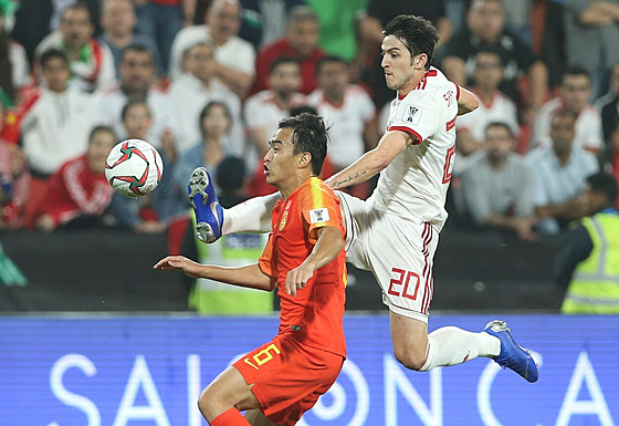 Íránský fotbalista Sardár Azmún (vpravo).