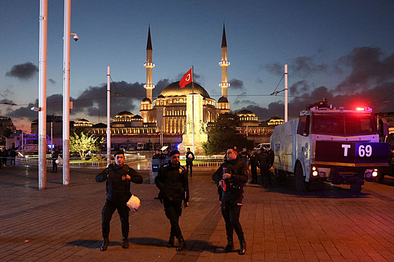 Turecké bezpenostní sloky vyetují útok na tíd Istiklal v Istanbulu. (13....