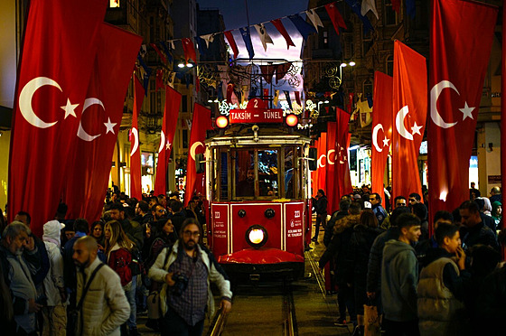 Istanbulskou Tídu nezávislosti neboli Istiklal Caddesi po útoku, pi nm...