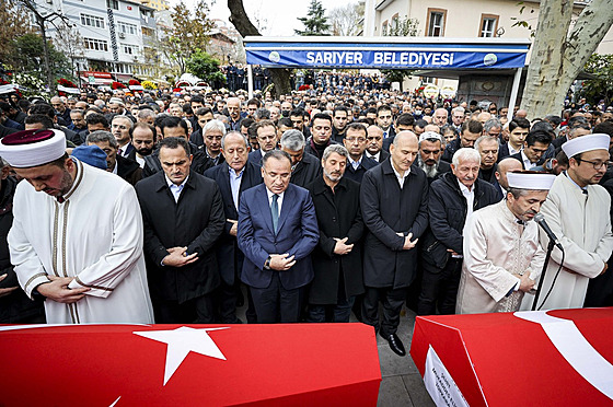 Zábr z pohbu obtí útoku na istanbulské tíd Istiklal Caddesi (14. listopadu...