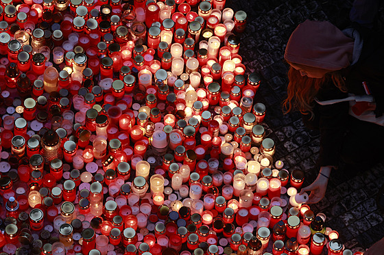 Prostor u památníku 17. listopadu na Národní tíd zaplavily svíky. (17....