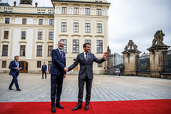 Premiér Petr Fiala vítá francouzského prezidenta Emmanuela Macrona na...