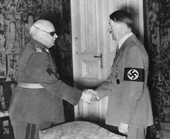 Osudný stisk. Syrového potesení ruky s Hitlerem v roce 1939.