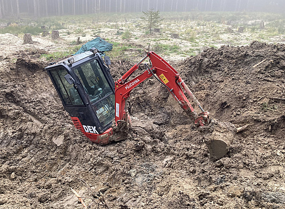 Nelegální hleda vltavín uvázl s bagrem v bahn na Borovsku.