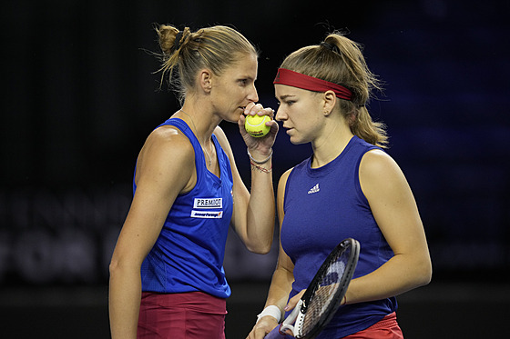 Karolína Plíková se radí s Karolínou Muchovou pi tyhe na Billie Jean King...