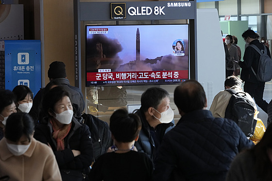 Severní Korea vystelila zejm mezikontinentální balistickou raketu. Lidé ji...