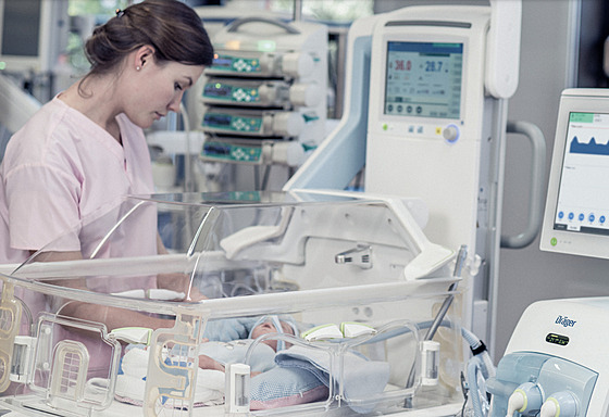 Inkubátor s pedasn narozeným miminkem.