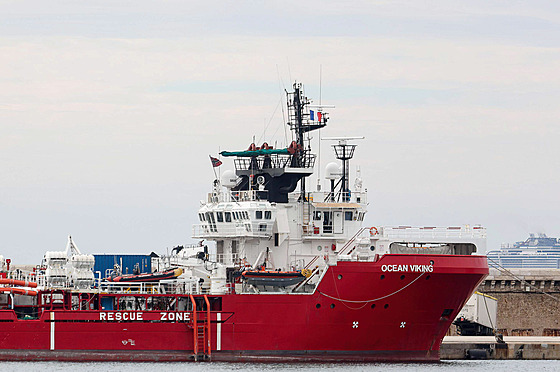Lo Ocean Viking, kterou má pronajatou nezisková organizace SOS Méditerranée,...