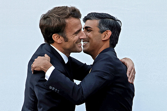Francouzský prezident Emmanuel Macron a britský premiér Rishi Sunak se vítají...