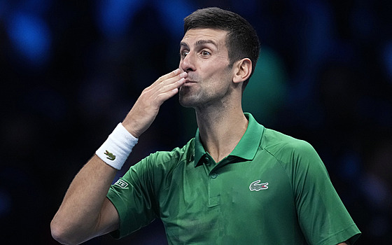 Novak Djokovi slaví výhru v zápase na Turnaji mistr.