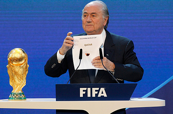 Bývalý éf FIFA Sepp Blatter oznamuje poadatele mistrovství svta v roce 2022:...