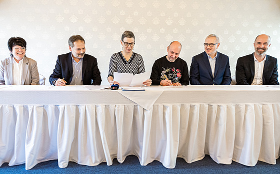 Pvodní ptikoalice (snímek je z podpisu koaliní smlouvy v listopadu 2022) oslabila od ervna o hnutí Rozvíjíme Hradec, získala vak dva pebhlíky z ANO.