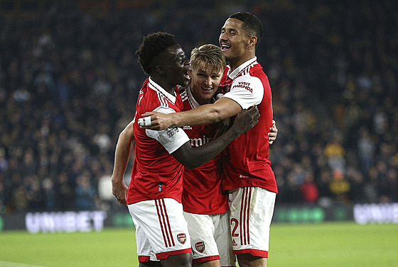 Fotbalisté Arsenalu oslavují gól kapitána Martin Ödegaard (uprosted) v utkání...