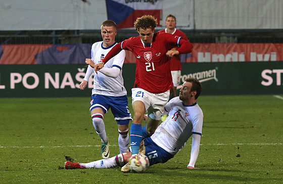 Reprezentaní fotbalista Alex Král se prodírá skrz obranu Faerských ostrov.