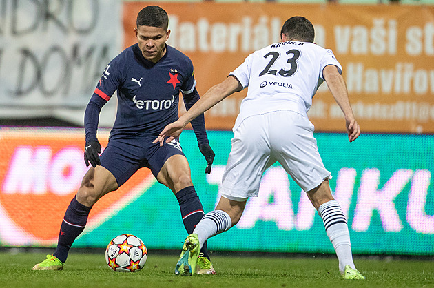 Slavia je ve čtvrtfinále poháru, vyhrála v Karviné 2:0. Postupuje i obhájce Slovácko