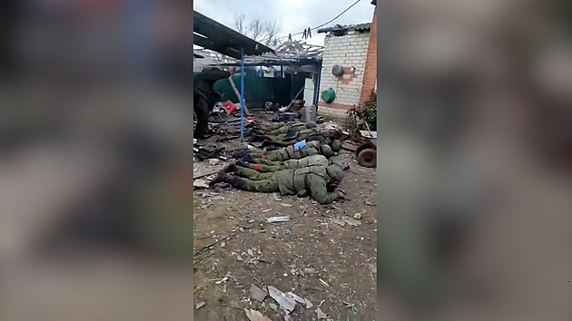 VIDEO: Vzdávali se, jeden však vyšel se zbraní. Masakr, viní Moskva Kyjev