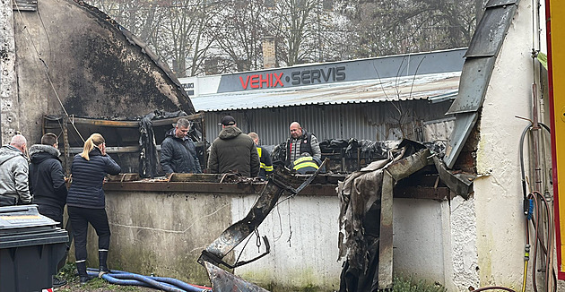 Pražští hasiči bojovali s požárem skladu s kulisami, škoda je 5 milionů
