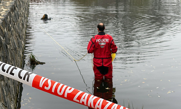 Z Jinonického rybníku vylovili tělo, policie zjišťuje totožnost mrtvého muže