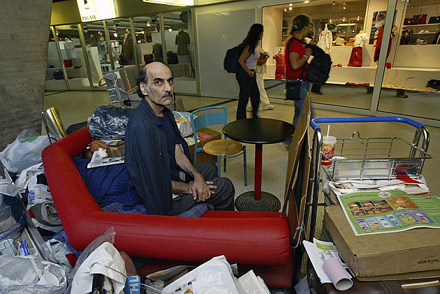 Zemřel Íránec, který inspiroval film Terminál. Na pařížském letišti žil 18 let