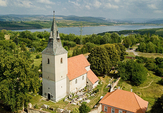 Kostel se hřbitovem u Ústí je opět na prodej, majitele péče o něj vyčerpala