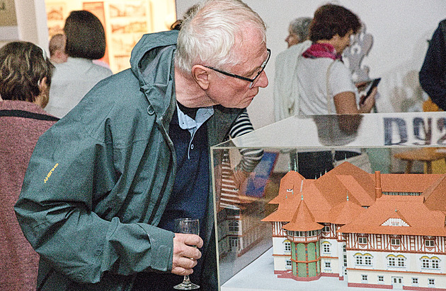 Výstava v Luhačovicích představuje ukázky z práce slavného architekta Dušana...