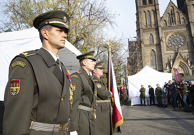 Pod barvou vlčího máku. Česko dnes uctívá žijící i zesnulé válečné veterány