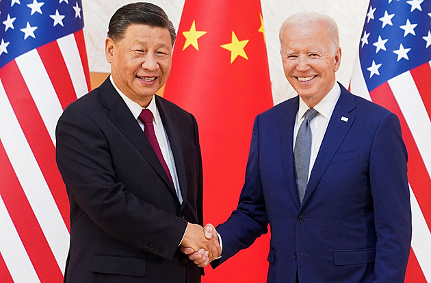 Biden se poprvé setkal se Si Ťin-pchingem, odsoudili ruské jaderné hrozby