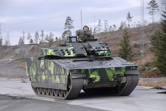 Armáda přezbrojí na švédské obrněnce CV90 a začne jednat o nových leopardech