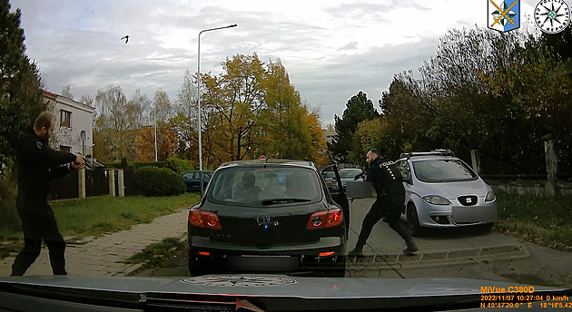 Řidiči se vyměnili při honičce s policií, za volant nesměli oba