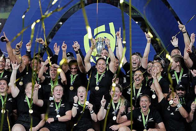 Radost před domácí kulisou. Novozélandské ragbistky vyhrály šestý titul na MS