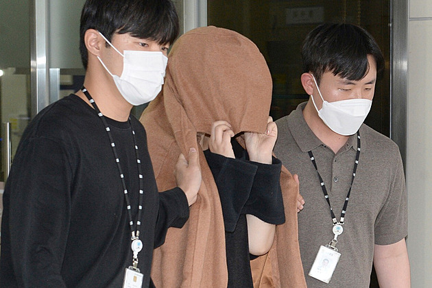 Děti nalezené v kufrech zřejmě zabila jejich matka. Pak utekla do Soulu