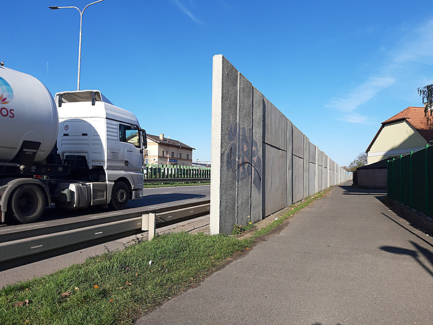 Stávající protihluková stěna se u rosického nádraží podél silnice I/37 táhne v...