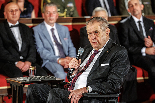 Zeman vyloučil „rozlučkovou“ amnestii, zvažuje nového šéfa Ústavního soudu
