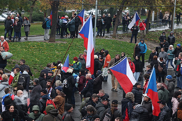 Muž, který loni při demonstraci napadl novináře Bartoníčka, dostal pokutu