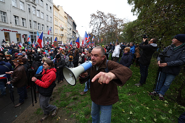 Nevěříme médiím ani Ukrajině. Spojuje nás nenávist k vládě, říkají demonstranti