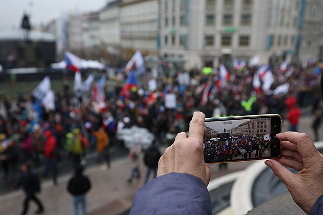 Parchant cikánskej, povykoval demonstrant před novinářem České televize