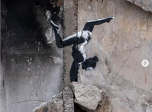 Stojka mezi troskami ukrajinského paneláku, ke gymnastce se přihlásil Banksy