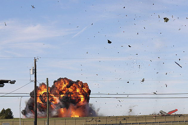 VIDEO: Na přehlídce v Texasu se srazil bombardér se stíhačkou, nikdo nepřežil