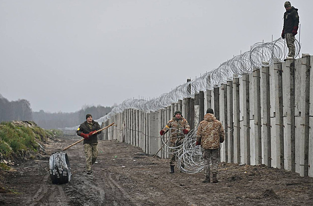 Ukrajina staví na hranici s Běloruskem železobetonový plot, měří tři kilometry