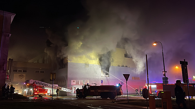 Požár obchodního domu v Benešově uhasili, škoda dosáhla 50 milionů korun