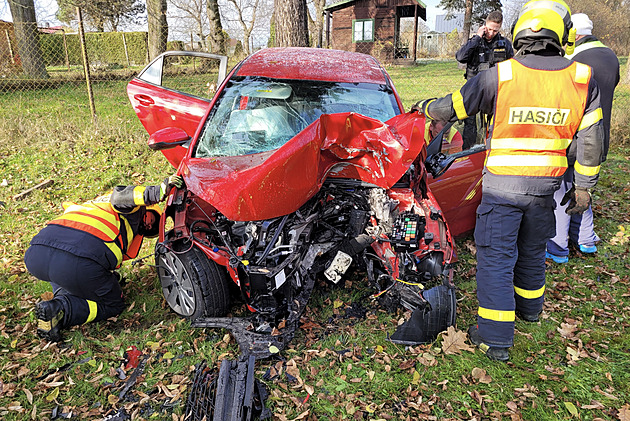 Osmdesátiletý řidič narazil v Orlové do stromu. Zcela zničil předek auta