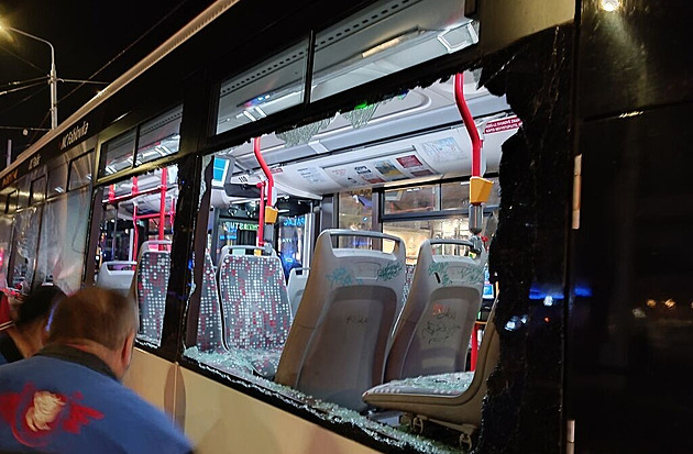 Agresivní muž rozbil okno v autobusu a za jízdy z něj vypadl, pak zničil zbytek