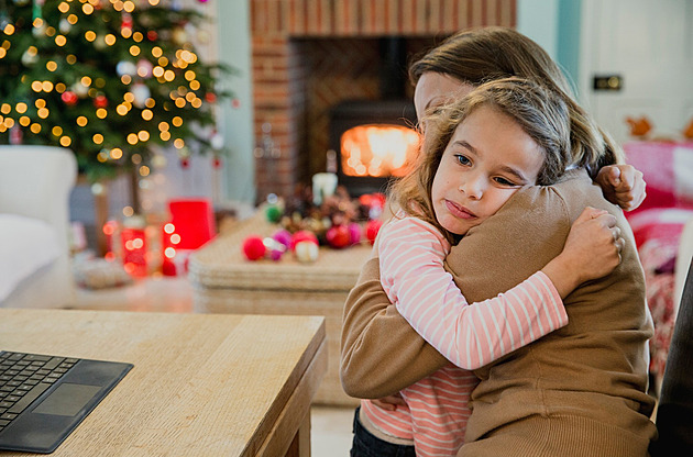 Polovina samoživitelů není schopná ušetřit dětem na dárky, uvádí průzkum