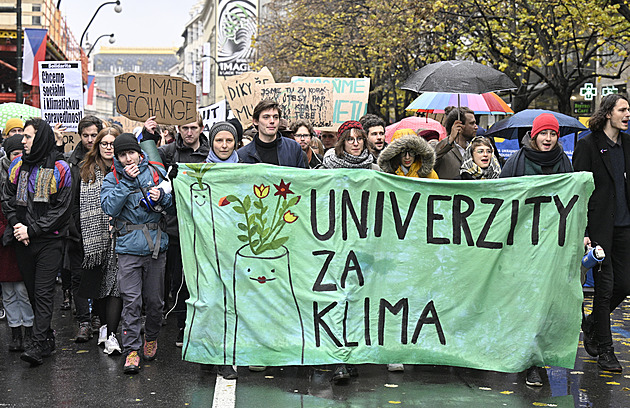 Stovky studentů vyšly za pochod za klima, kterým vyvrcholila stávka