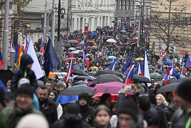 Pochodu za demokracii se zúčastnily tisíce lidí, podporují Ukrajinu