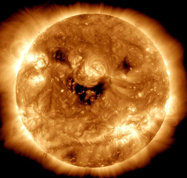 Slunce jako smajlík na fotografii NASA může varovat před sluneční bouří