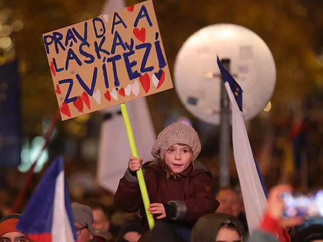 Koncert pro budoucnost na V�clavsk�m n�m�st�. Vystoup� rusk� feministick�...